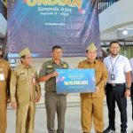 walikota banjarmasin ibnu sina menyerahkan hadiah secara simbolis