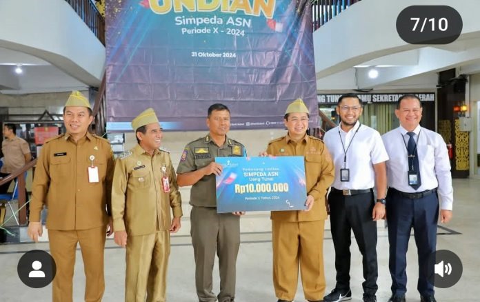 walikota banjarmasin ibnu sina menyerahkan hadiah secara simbolis