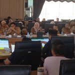 anggota dprd kalsel ketika rapat dengan pemerintah provinsi kalsel