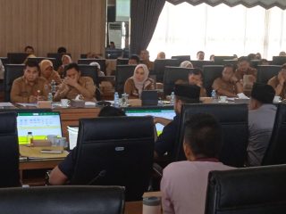 anggota dprd kalsel ketika rapat dengan pemerintah provinsi kalsel