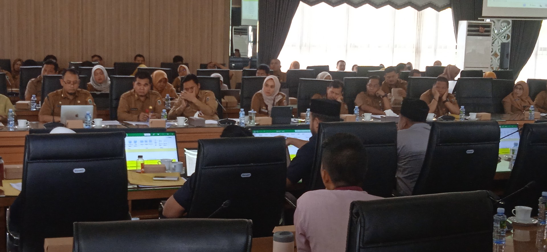 anggota dprd kalsel ketika rapat dengan pemerintah provinsi kalsel