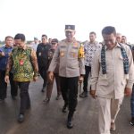 kapolda kalsel mendampingi Menteri Pertanian Andi Amran Sulaiman, saat tiba di Bandara Syamsudin Noor Banjarmasin