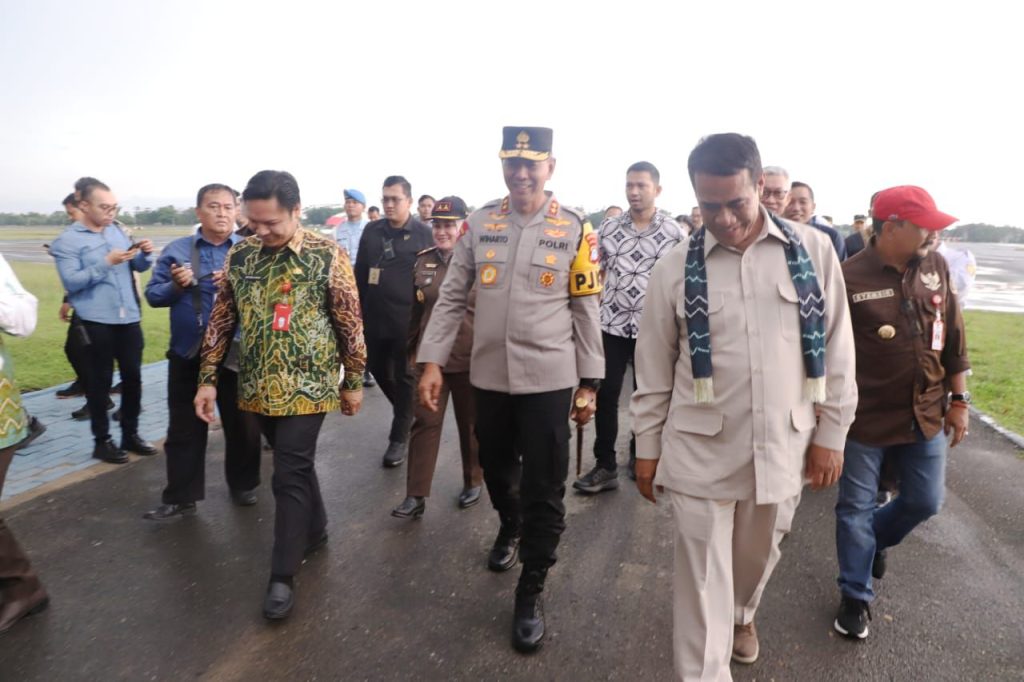 kapolda kalsel mendampingi Menteri Pertanian Andi Amran Sulaiman, saat tiba di Bandara Syamsudin Noor Banjarmasin