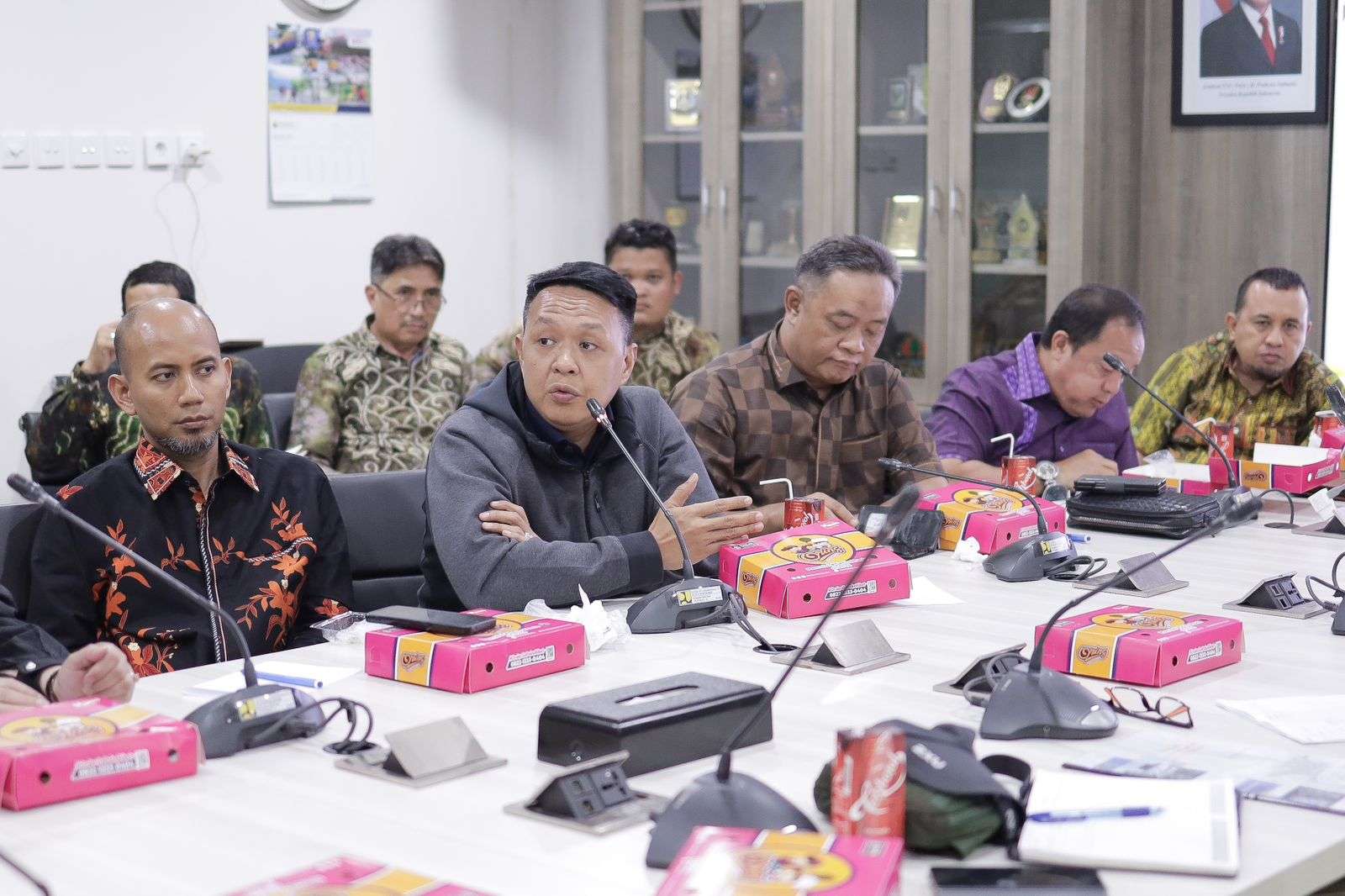 Komisi III DPRD Kalsel saat rapat dengan kementerian PUPR