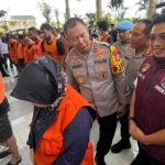 Kapolda Kalsel sedang melakukan wawancara dengan tersangka kasus narkoba dengan suasana yang serius dan penuh perhatian