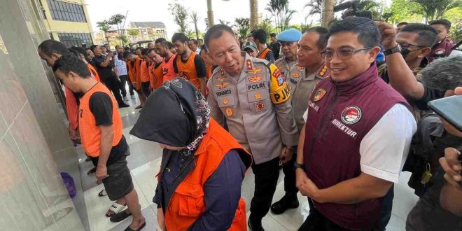 Kapolda Kalsel sedang melakukan wawancara dengan tersangka kasus narkoba dengan suasana yang serius dan penuh perhatian