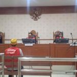 terdakwa kasus narkoba duduk di persidangan mendengarkan keputusan hakim