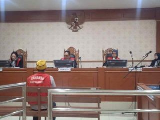 terdakwa kasus narkoba duduk di persidangan mendengarkan keputusan hakim