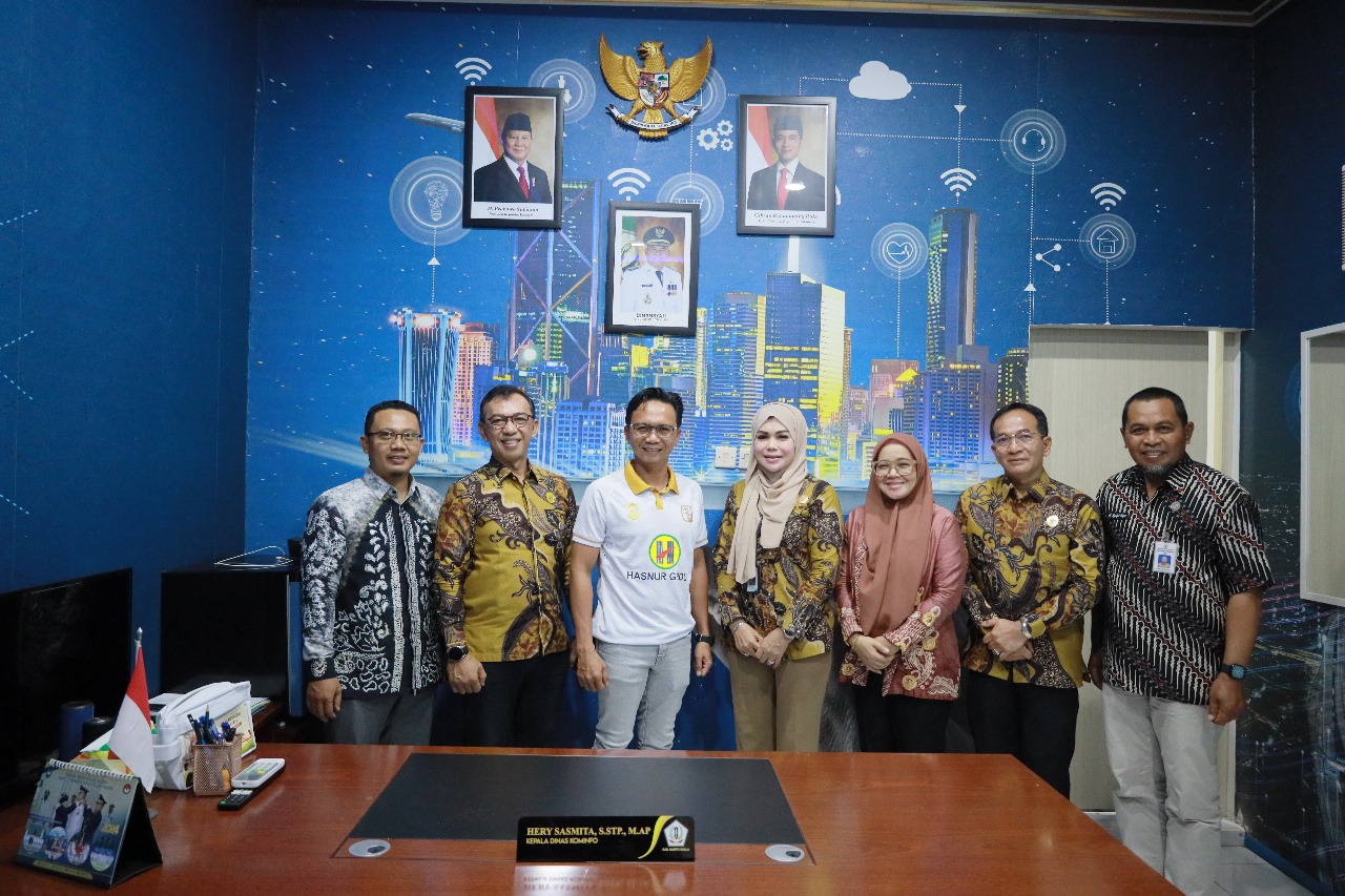 Kadiskominfo Batola, Hery Sasmita menyambut kedatangan rombongan Komisi Informasi (KI) Kalsel di batola