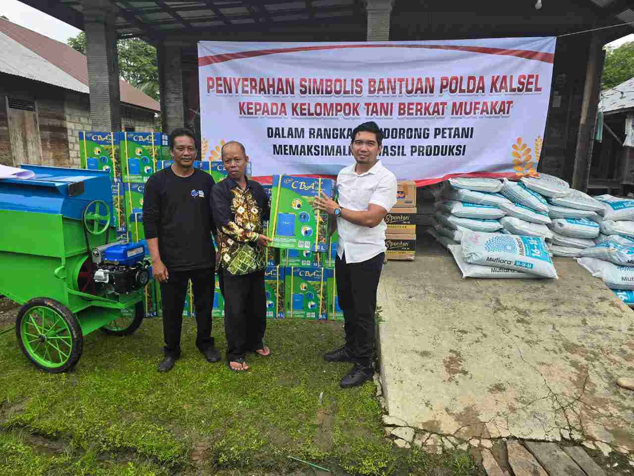 bantuan mesin perontok padi, Polda Kalsel juga memberikan elektric spray, pupuk dan pestisida