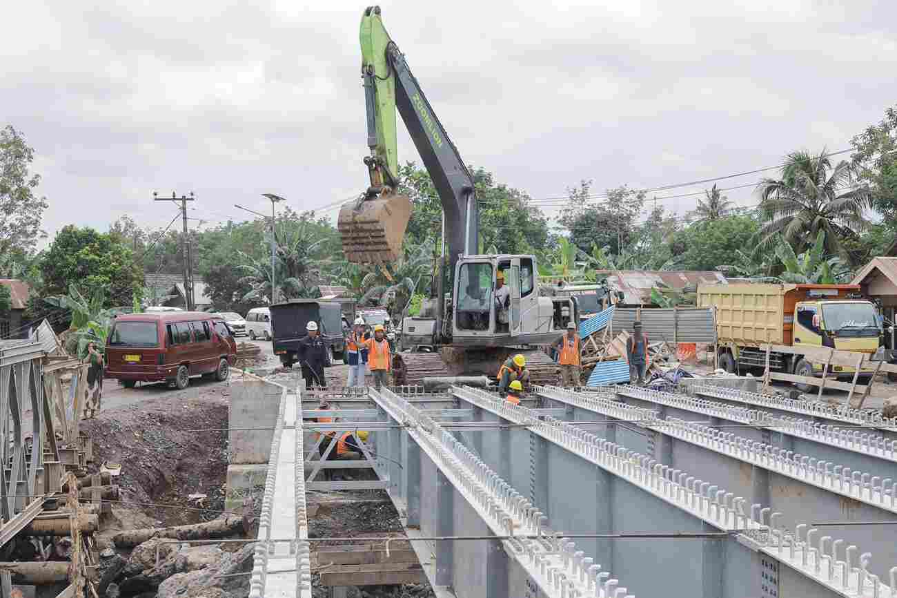 Komisi III DPRD Kalsel dan pihak terkait memantau progres pembangunan Jembatan Sei. Atanik di Kabupaten Banjar