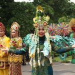 Pameran yang menampilkan wastra (tenun tradisional) dan kuliner khas Kalimantan Selatan di Taman Mini Indonesia Indah (TMII), dengan pengunjung yang sedang melihat berbagai tampilan budaya.