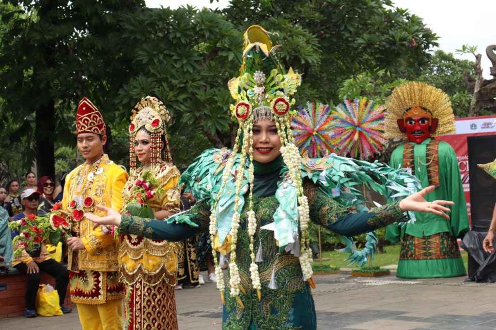 Pameran yang menampilkan wastra (tenun tradisional) dan kuliner khas Kalimantan Selatan di Taman Mini Indonesia Indah (TMII), dengan pengunjung yang sedang melihat berbagai tampilan budaya.