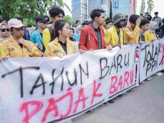 Mahasiswa Kalsel menggelar aksi tolak kenaikan PPN 12 persen di Jalan Lambung Mangkurat