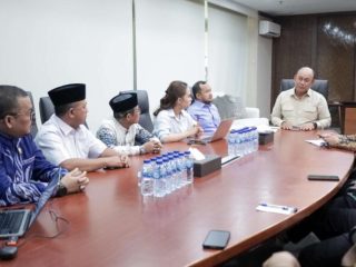 Anak-anak sekolah menikmati makanan bergizi gratis di Kalimantan Selatan