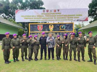 Mahasiswa Uvaya mengikuti upacara penutupan Pendidikan Dasar Bela Negara di Rindam VI/Mulawarman, Banjarbaru