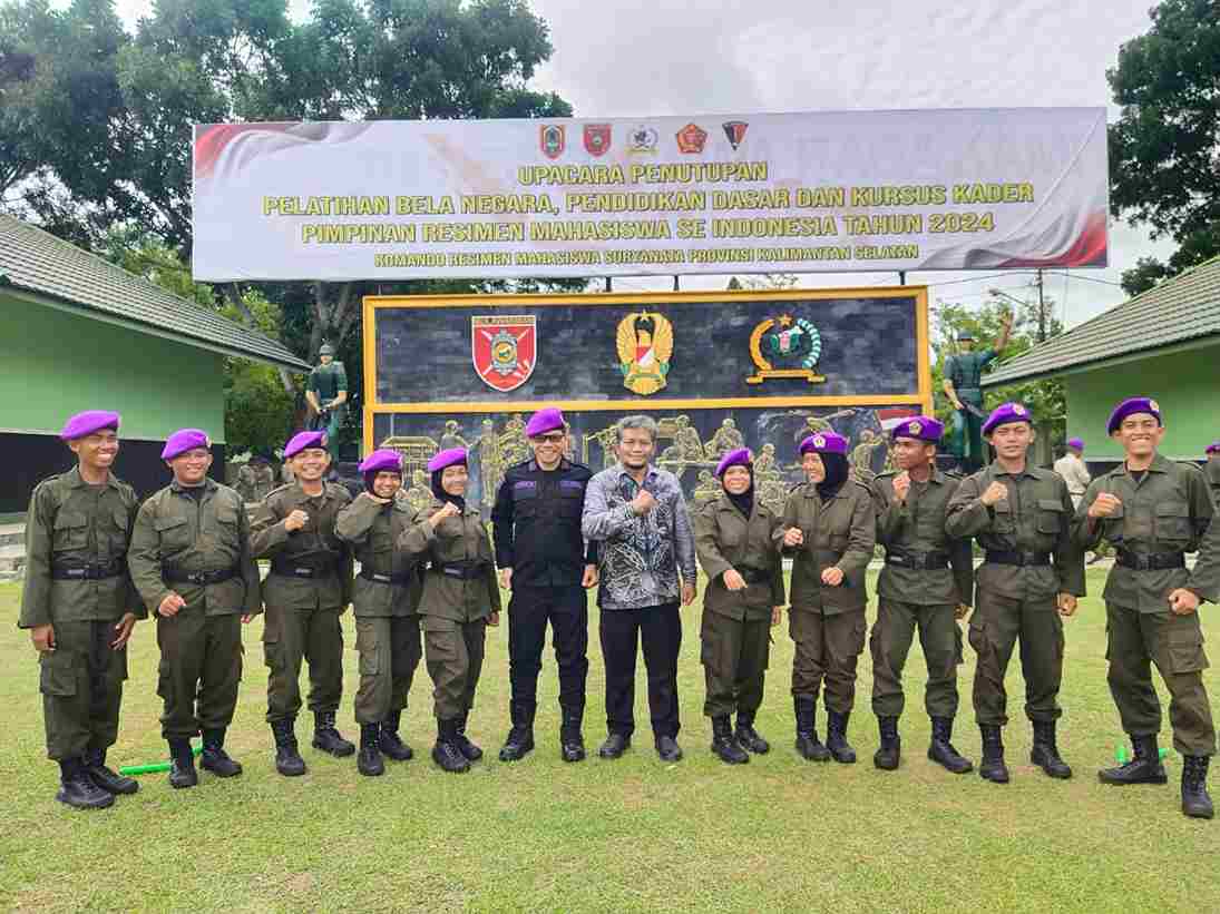 Mahasiswa Uvaya mengikuti upacara penutupan Pendidikan Dasar Bela Negara di Rindam VI/Mulawarman, Banjarbaru