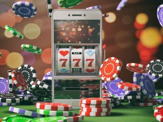 Mesin poker klasik di kasino dengan layar besar menampilkan kartu dan tombol untuk taruhan