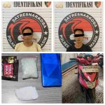 Penangkapan dua pria tersangka pengedar narkoba di Jalan A. Yani Km 5,5 Banjarmasin oleh Satuan Res Narkoba Polresta Banjarmasin. Barang bukti berupa sabu-sabu seberat 49,67 gram ditemukan dalam bungkus kopi sachet, bersama dengan ponsel dan sepeda motor Honda Beat.