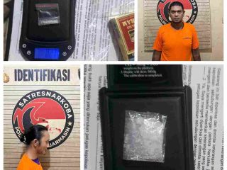 Petugas Polsek Banjarmasin Utara mengamankan dua tersangka terkait peredaran narkoba jenis sabu di Banjarmasin, lengkap dengan barang bukti seperti sabu, timbangan digital, dan uang tunai