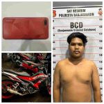 Polisi menangkap tersangka perampokan handphone dengan kekerasan di Banjarmasin, M. Achdiyatel Wafa, sambil menyita barang bukti sepeda motor dan handphone korban.