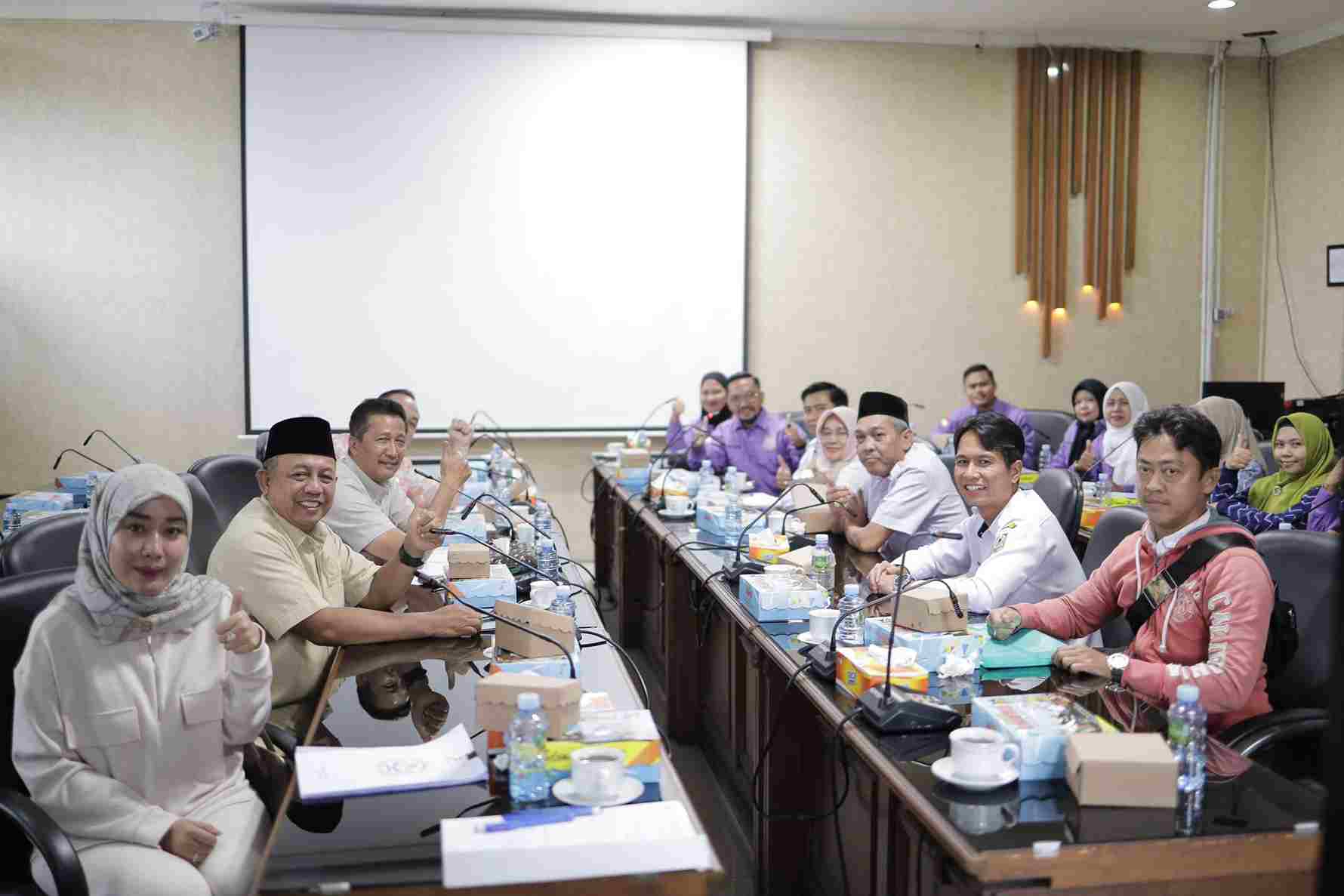 Rapat audiensi antara Komisi IV DPRD Kalsel dan Ikatan Pendidikan Nusantara (IPN) membahas kesejahteraan Guru PPPK, termasuk kenaikan tunjangan dan perpanjangan kontrak berdasarkan kinerja.