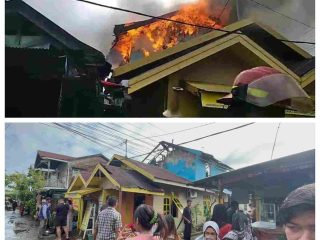 Warga dan petugas pemadam kebakaran berusaha memadamkan api yang menghanguskan rumah milik Lahuri di Belitung Darat, Banjarmasin Barat, akibat korsleting listrik.