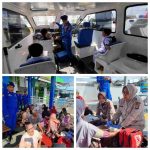 Petugas dari Satpolairud Polresta Banjarmasin memberikan pemeriksaan kesehatan kepada warga Kampung Biru di Dermaga Kampung Biru, Banjarmasin Tengah, menggunakan poliklinik terapung sebagai bagian dari layanan kesehatan gratis untuk masyarakat pesisir Sungai Martapura.