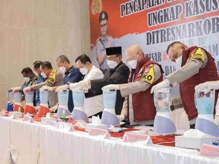 Ketua DPRD Kalsel, DR. H. Supian HK, S.H., M.H., bersama Kapolda Kalsel, Irjen. Pol. Rosyanto Yuda, S.I.K., S.H., M.H., saat menghadiri pemusnahan barang bukti narkoba di Markas Komando Polda Kalsel, Banjarbaru, pada 15 Januari 2025.