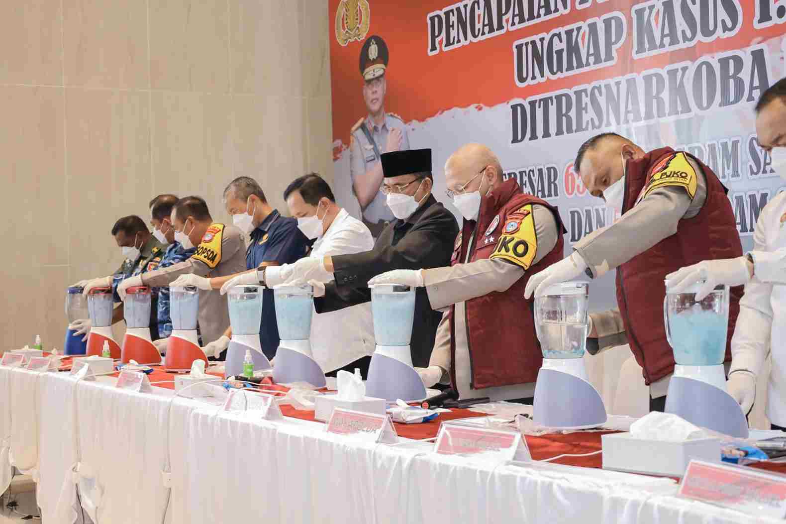 Ketua DPRD Kalsel, DR. H. Supian HK, S.H., M.H., bersama Kapolda Kalsel, Irjen. Pol. Rosyanto Yuda, S.I.K., S.H., M.H., saat menghadiri pemusnahan barang bukti narkoba di Markas Komando Polda Kalsel, Banjarbaru, pada 15 Januari 2025.