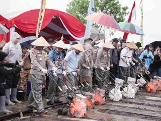 Wakil Ketua DPRD Kalsel, H. Muh. Alpiya Rakhman, mendukung penanaman jagung serentak satu juta hektare yang digelar oleh Polda Kalsel untuk mendukung program swasembada pangan.