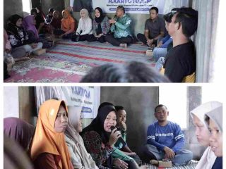 sosialisasi Perda Bantuan Hukum untuk Masyarakat Miskin yang dihadiri oleh warga Desa Bamban dan tokoh masyarakat. H. Kartoyo, S.M., Wakil Ketua DPRD Kalsel, sedang menjelaskan tentang hak-hak hukum yang dapat diakses oleh masyarakat miskin.