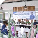 acara sosialisasi Perda No. 8 Tahun 2023 tentang pencegahan narkoba di Barito Kuala. H. Rais Ruhayat, Ketua Komisi I DPRD Kalsel, sedang memberikan penjelasan kepada warga setempat tentang pentingnya upaya bersama dalam memberantas penyalahgunaan narkotika