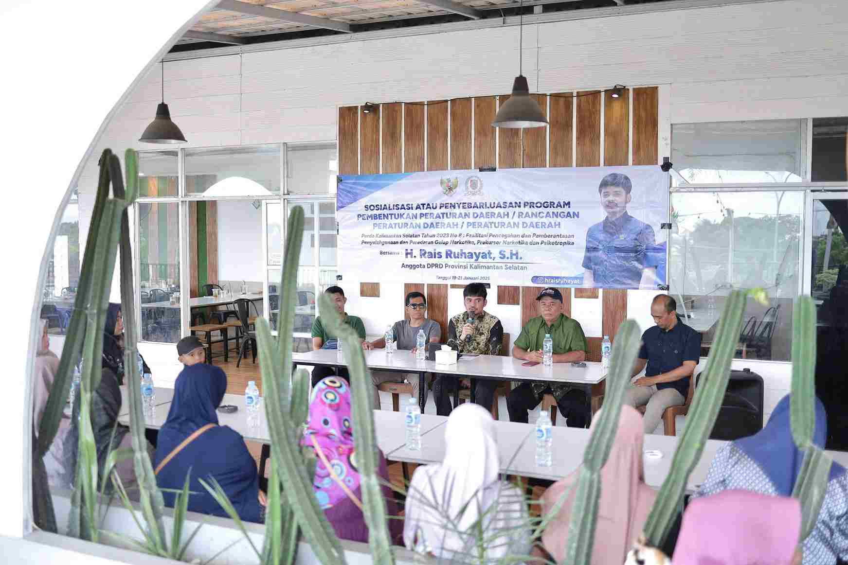 acara sosialisasi Perda No. 8 Tahun 2023 tentang pencegahan narkoba di Barito Kuala. H. Rais Ruhayat, Ketua Komisi I DPRD Kalsel, sedang memberikan penjelasan kepada warga setempat tentang pentingnya upaya bersama dalam memberantas penyalahgunaan narkotika