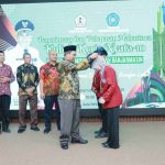 Pj. Bupati Barito Kuala, Dinansyah, S.Sos., M.M., secara simbolis menyematkan tanda peserta kepada mahasiswa KKN Universitas Muhammadiyah Banjarmasin (UMB) ke-10 tahun 2025 di Aula Selidah Marabahan.
