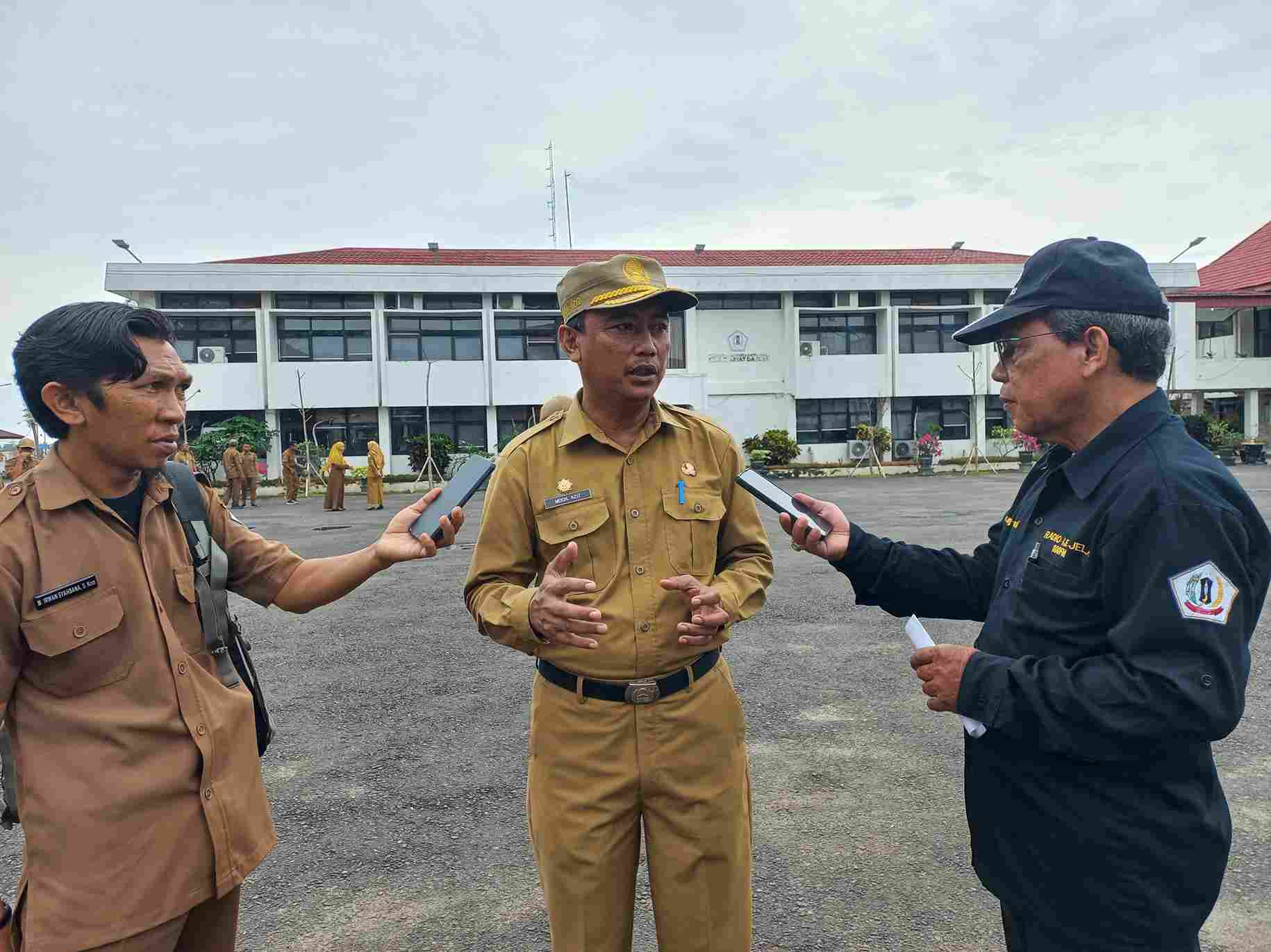 Kepala Dinas Pemberdayaan Masyarakat dan Desa (PMD) Barito Kuala, Moch. Aziz, saat memberikan penjelasan mengenai rencana pemekaran Desa Semangat Dalam dan proses rekrutmen perangkat desa di Kantor Bupati Barito Kuala.
