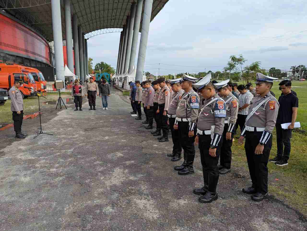 Personel Polresta Palangka Raya mengikuti apel kesiapan di GOR Serbaguna Indoor untuk pengamanan Gebyar Undian Taheta XXVIII PT. Bank Kalteng
