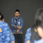 Dinansyah menyampaikan pesan perpisahan dalam apel terakhirnya sebagai Pj. Bupati Barito Kuala pada 17 Februari 2025.