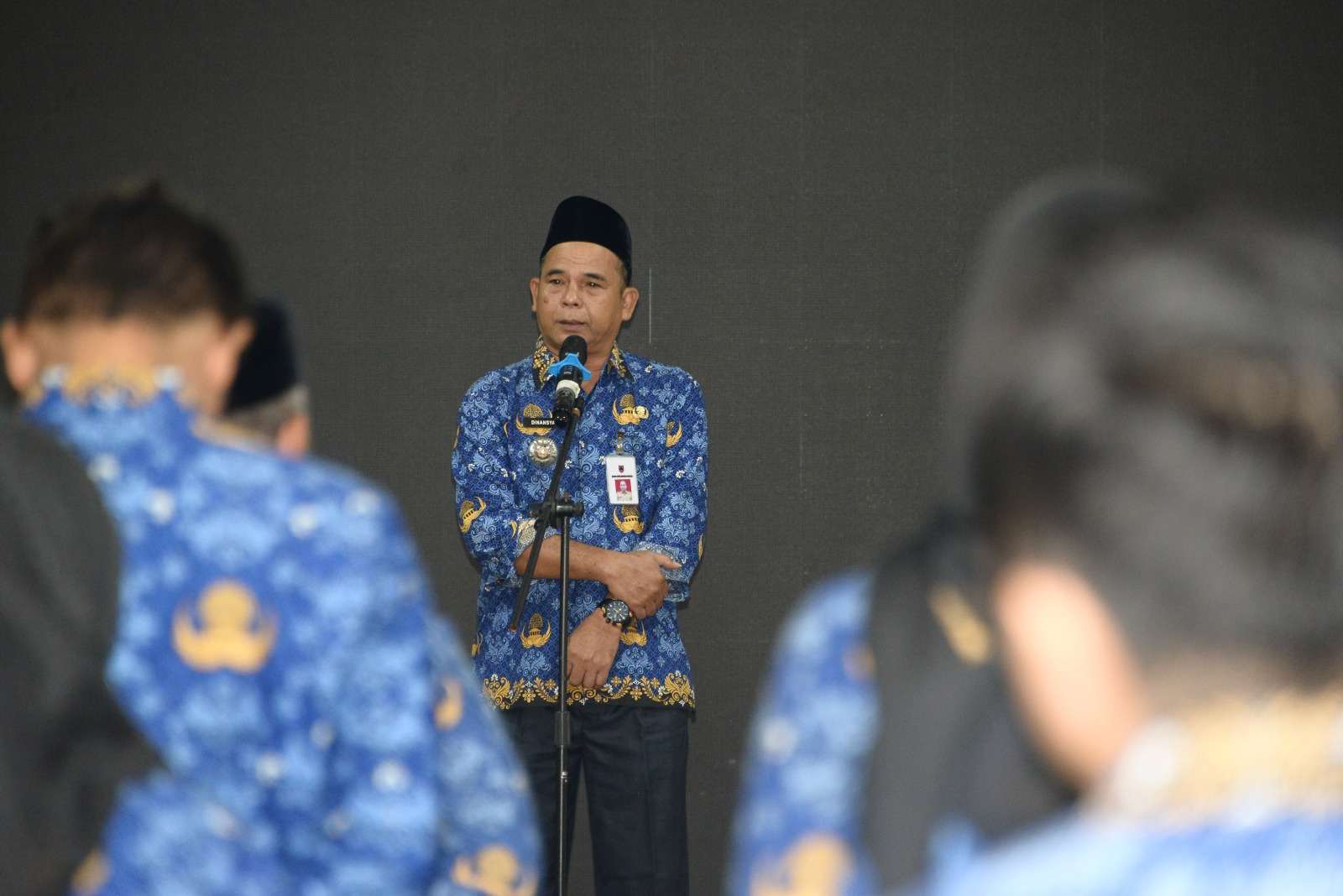 Dinansyah menyampaikan pesan perpisahan dalam apel terakhirnya sebagai Pj. Bupati Barito Kuala pada 17 Februari 2025.