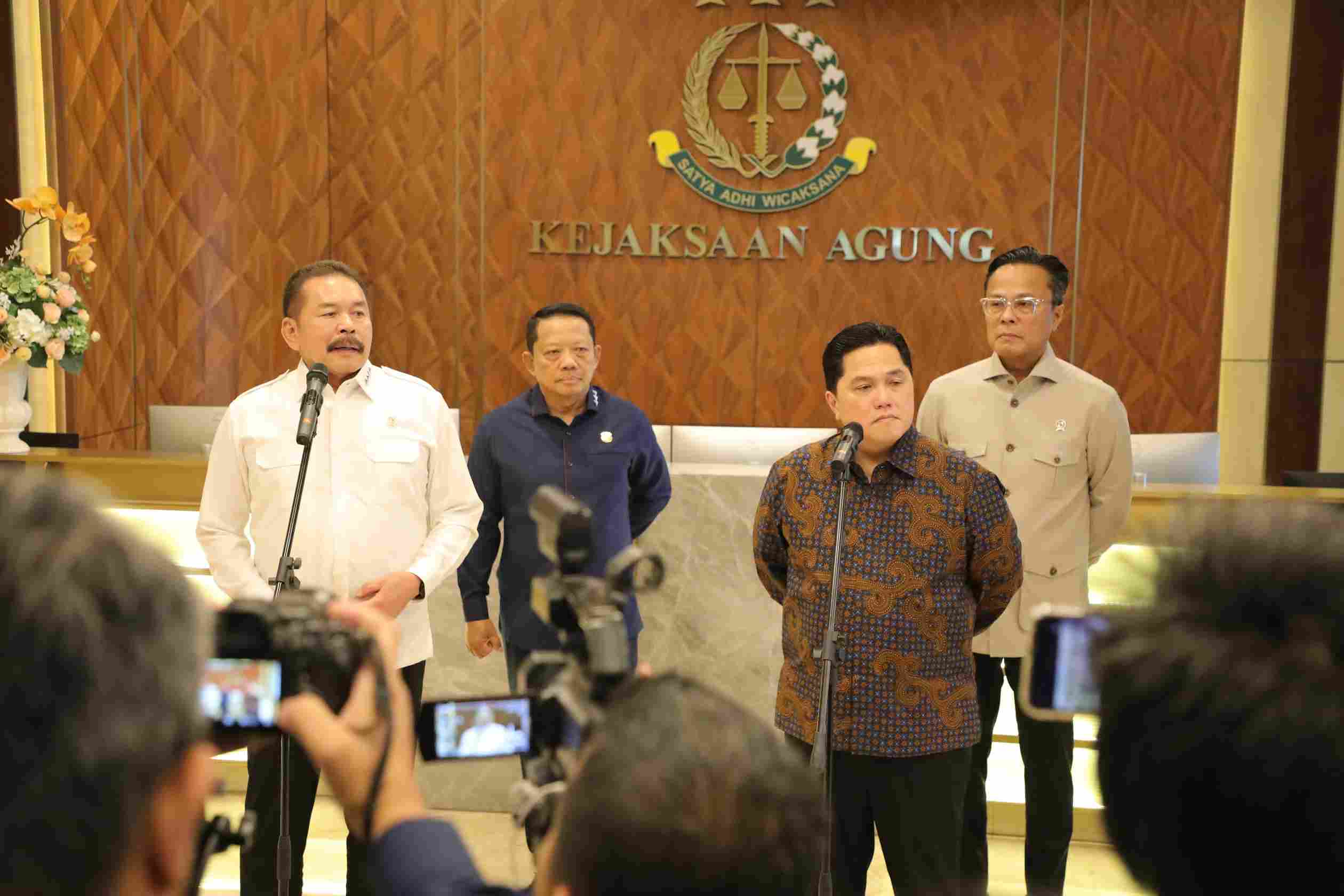 Jaksa Agung RI, Burhanuddin, dan Menteri BUMN RI, Erick Thohir, melakukan pertemuan untuk membahas tindak lanjut hasil sitaan Kejaksaan terhadap lahan PT Duta Palma Group dan rencana pengelolaan aset tersebut oleh Kementerian BUMN
