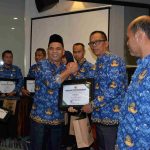 Penandatanganan MoU dan Perjanjian Kerja Sama antara Pj. Bupati Barito Kuala, Direktur Politeknik Kesehatan Kemenkes Banjarmasin, dan Direktur Politeknik Unggulan Kalimantan untuk meningkatkan kualitas layanan kesehatan dan pendayagunaan tenaga kesehatan di Kabupaten Barito Kuala.