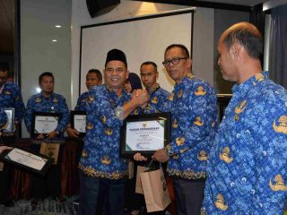 Penandatanganan MoU dan Perjanjian Kerja Sama antara Pj. Bupati Barito Kuala, Direktur Politeknik Kesehatan Kemenkes Banjarmasin, dan Direktur Politeknik Unggulan Kalimantan untuk meningkatkan kualitas layanan kesehatan dan pendayagunaan tenaga kesehatan di Kabupaten Barito Kuala.