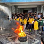 Sejumlah mahasiswa melakukan aksi bakar ban sebagai bentuk protes terhadap alokasi anggaran pemerintah yang dianggap tidak tepat, dalam demonstrasi 'Indonesia Gelap' di Palangka Raya.