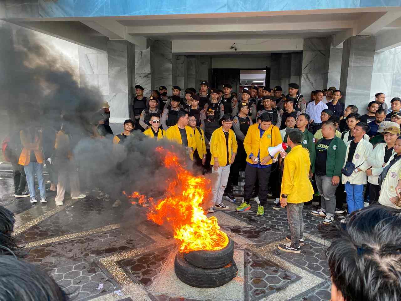 Sejumlah mahasiswa melakukan aksi bakar ban sebagai bentuk protes terhadap alokasi anggaran pemerintah yang dianggap tidak tepat, dalam demonstrasi 'Indonesia Gelap' di Palangka Raya.