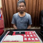 Tersangka H (33) yang diamankan oleh Satresnarkoba Polresta Palangka Raya, bersama dengan 11 paket sabu seberat 50,94 gram yang ditemukan dalam kantong plastik dan bajunya.