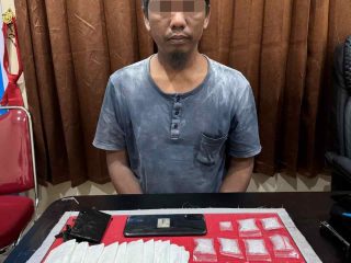Tersangka H (33) yang diamankan oleh Satresnarkoba Polresta Palangka Raya, bersama dengan 11 paket sabu seberat 50,94 gram yang ditemukan dalam kantong plastik dan bajunya.