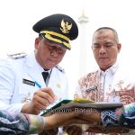 Tanda tangan Bupati Barito Kuala, DR. H. Bahrul Ilmi, pada Surat Keputusan mengenai kebijakan pupuk bersubsidi yang disaksikan oleh Wakil Bupati Herman Susilo dan Sekretaris Daerah Zulkipli.