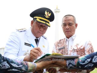 Tanda tangan Bupati Barito Kuala, DR. H. Bahrul Ilmi, pada Surat Keputusan mengenai kebijakan pupuk bersubsidi yang disaksikan oleh Wakil Bupati Herman Susilo dan Sekretaris Daerah Zulkipli.
