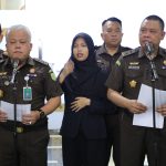 Tim Penyidik pada Jaksa Agung Muda Tindak Pidana Khusus (JAM PIDSUS) menetapkan tujuh tersangka dalam kasus dugaan tindak pidana korupsi tata kelola minyak mentah dan produk kilang di PT Pertamina (Persero) dan subholdingnya