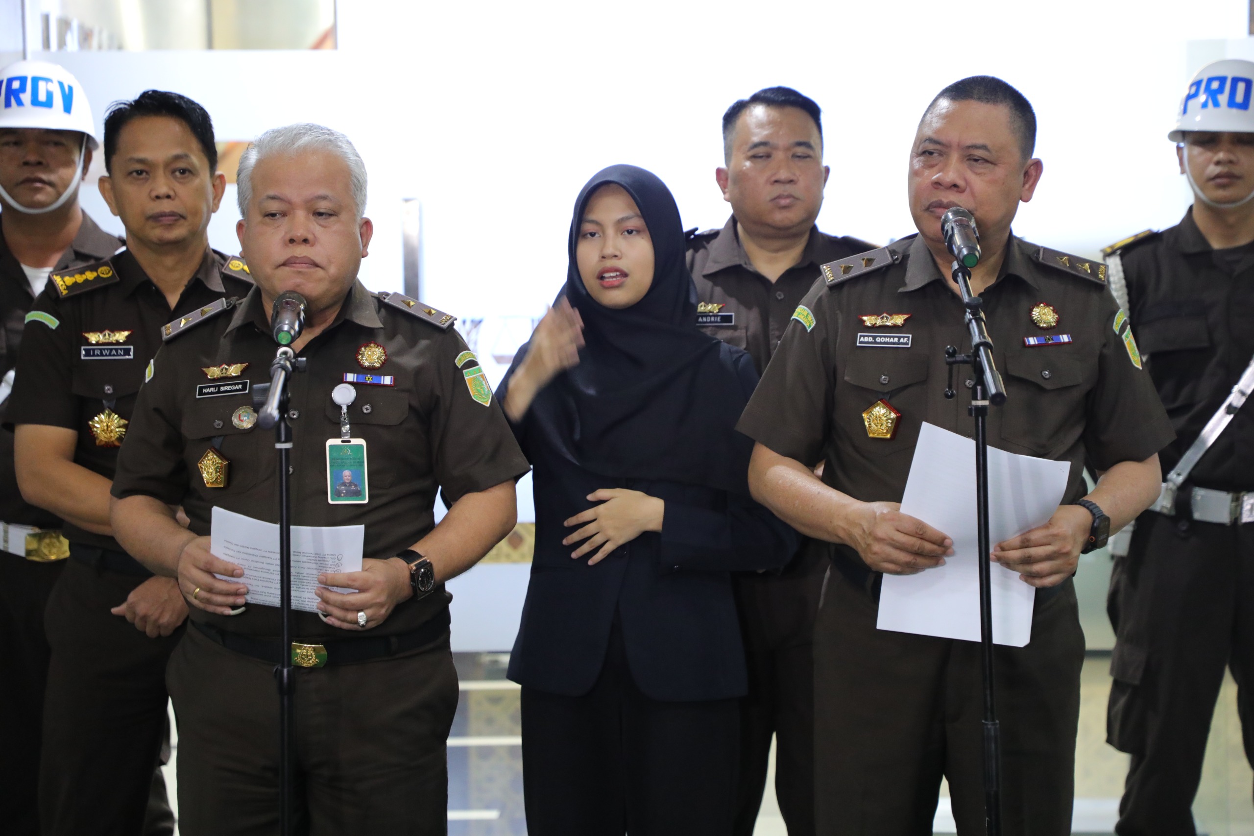 Tim Penyidik pada Jaksa Agung Muda Tindak Pidana Khusus (JAM PIDSUS) menetapkan tujuh tersangka dalam kasus dugaan tindak pidana korupsi tata kelola minyak mentah dan produk kilang di PT Pertamina (Persero) dan subholdingnya